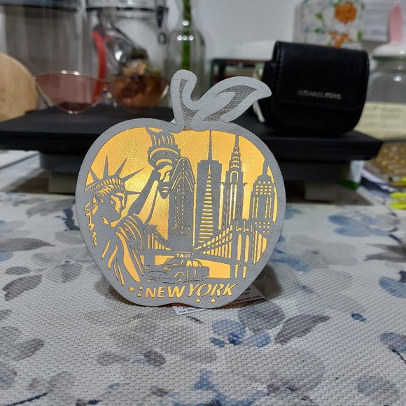 NEW YORK BIG APPLE LED ORNAMENT PRETTY FESTIVE ORNAMENT - Picture 1 of 8